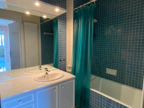 Appartement Les Sables-d'Olonne, 2 pièces, 4 personnes - FR-1-92-649 tesisinde bir banyo