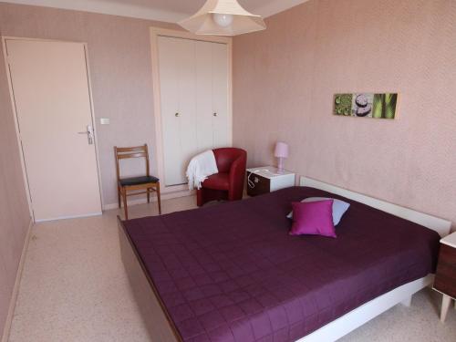 バニュルス・シュル・メールにあるAppartement Banyuls-sur-Mer, 3 pièces, 6 personnes - FR-1-309-62のベッドルーム(紫色のベッド1台、赤い椅子付)
