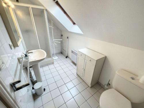 une salle de bain blanche avec un lavabo et des toilettes dans l'établissement Grand duplex en centre-ville avec vue, à 50m de la plage, ascenseur, et WIFI - FR-1-361-165, à Granville