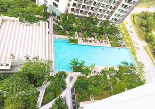 La alberca dentro o cerca de Cozy Cybersquare Ensuite with Pool View #CS1