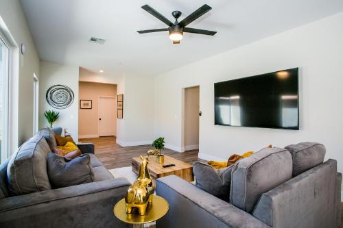 New 2022 Home, Close to Strip