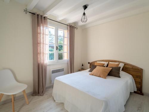 une chambre blanche avec un lit et une fenêtre dans l'établissement Grande maison landaise avec piscine privée, proche plage, pour 8 personnes à Biscarrosse - FR-1-319-398, à Biscarrosse-Plage
