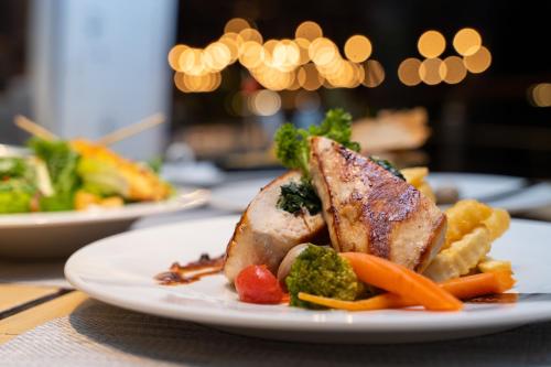 Makanan di atau berdekatan resort