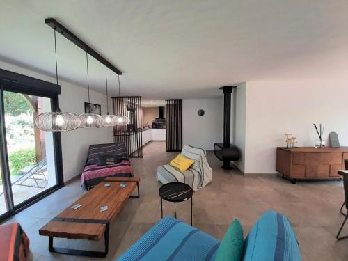 un salon avec un canapé et une table dans l'établissement Villa élégante, jardin bucolique, proche golf & plages, 4 étoiles - FR-1-239-698, à Capbreton