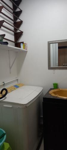 uma casa de banho com um balcão, um lavatório e um espelho em Apartamento Loft centro de San Jose em San José