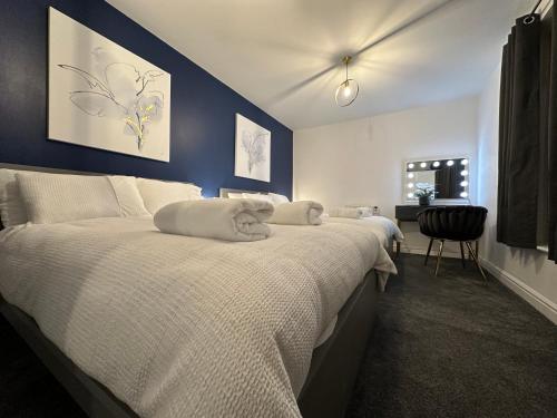 En eller flere senge i et værelse på Stylish Leeds City Apartment