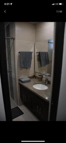 a bathroom with a sink and a shower at Hermoso y tranquilo apartasuite in Floridablanca