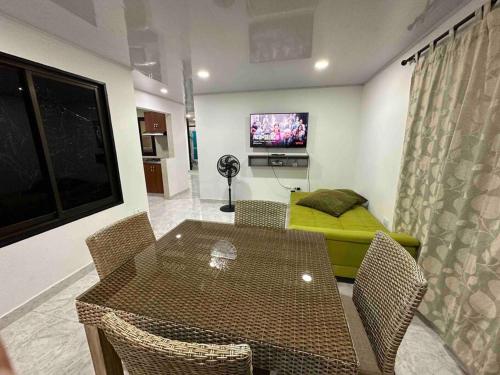 Μια τηλεόραση ή/και κέντρο ψυχαγωγίας στο Apartamento grupo empresarial