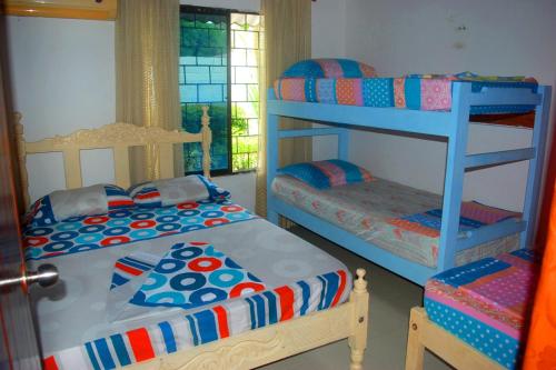 にあるPOSADA NATIVA SAN GABRIEL 1 Y 2のベッドルーム1室(二段ベッド2台、窓付)が備わります。