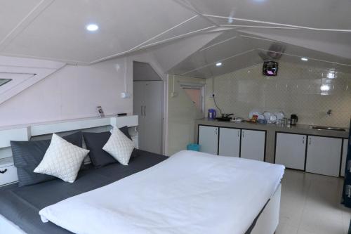 een kamer met een bed en een keuken in een boot bij Om Niwas Homestay in Shimla