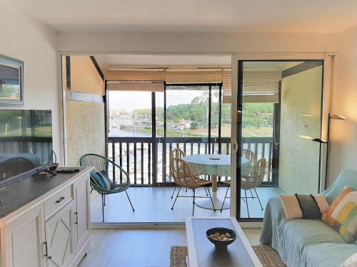 une cuisine et un salon avec un canapé et une table dans l'établissement Bel Appartement Moderne à Capbreton avec Wifi et Parking Privé - FR-1-239-803, à Capbreton