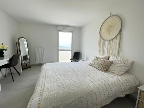 sypialnia z łóżkiem z lustrem na ścianie w obiekcie Appartement Saint-Brevin-les-Pins, 2 pièces, 3 personnes - FR-1-364-140 w mieście Saint-Brévin-les-Pins