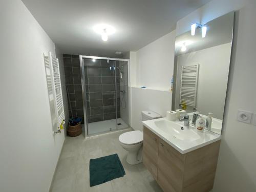 W łazience znajduje się umywalka, toaleta i prysznic. w obiekcie Appartement Saint-Brevin-les-Pins, 2 pièces, 3 personnes - FR-1-364-140 w mieście Saint-Brévin-les-Pins