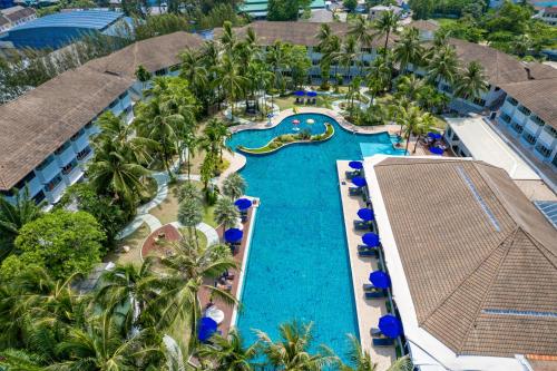 einen Luftblick auf einen Pool in einem Resort in der Unterkunft NH Boat Lagoon Phuket Resort in Phuket