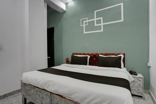 ein Schlafzimmer mit einem großen Bett in einem Zimmer in der Unterkunft Garima Garden Townhouse in Ghaziabad