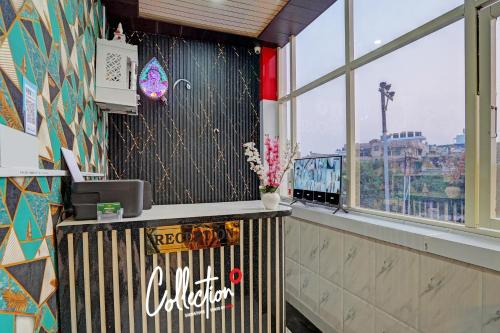 un restaurante con vistas a la ciudad desde una ventana en Garima Garden Townhouse en Ghaziabad