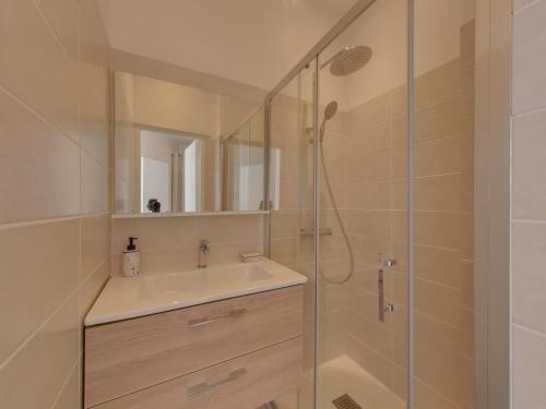 Koupelna v ubytování Appartement Châtelaillon-Plage, 2 pièces, 3 personnes - FR-1-706-1