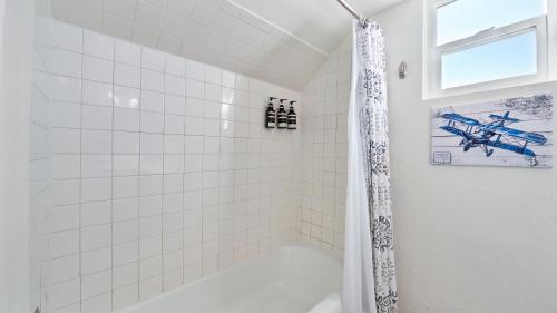 Bilik mandi di Midtown Flight Deck: 2BR Gem