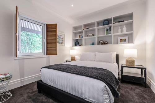 מיטה או מיטות בחדר ב-By the Bay Elegance - Brighton Living