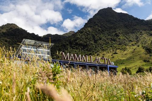 a train with the words manadalaja written on the side of a mountain at Mamallacta Páramo Lodge in Papallacta