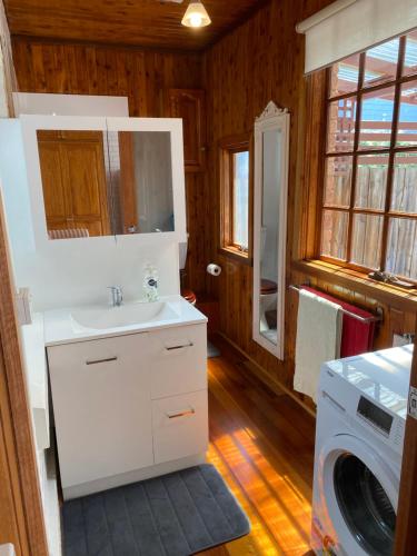 Koupelna v ubytování Campbell St Cottage, Hobart CBD