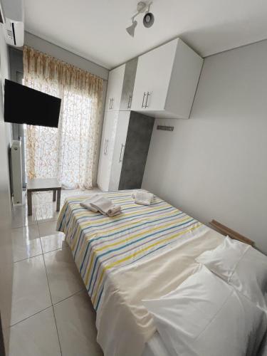 una camera da letto con un grande letto con armadi bianchi di BlueLine apartment 3 a Loutraki