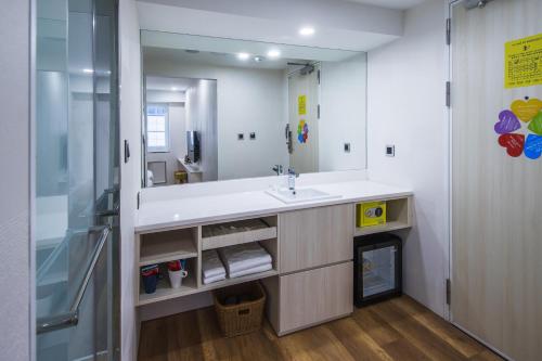a bathroom with a sink and a mirror at Apause Inn in Taipei