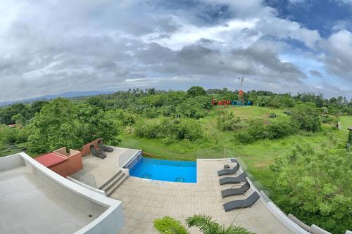 una vista aérea de una piscina en el patio trasero en Taal Maranan Farmville Inc by Cocotel, en Taal