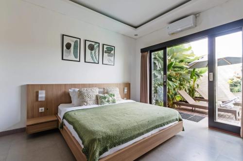 Katil atau katil-katil dalam bilik di Villa Paddies - Charming 2 BR Canggu with Aircon Living High Speed Wi-Fi