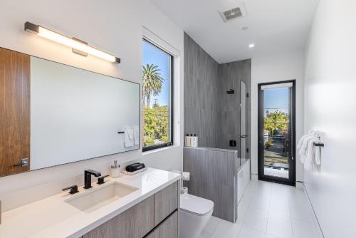 y baño con lavabo, aseo y espejo. en The Penmar Retreat - Luxurious resort-style oasis, en Los Ángeles