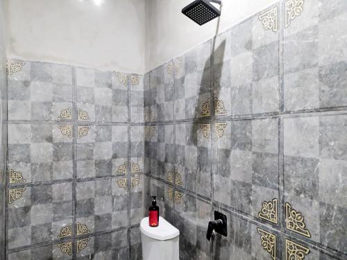 Ett badrum på RedDoorz Syariah near Exit Tol Bojong Pekalongan