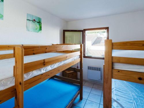 deux lits superposés dans une chambre avec fenêtre dans l'établissement Gruissan : Pavillon 3 pièces, 6 pers, piscine privée, près plage et centre – animaux acceptés - FR-1-409-246, à Gruissan