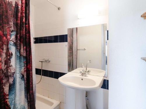 une salle de bain avec un lavabo, des toilettes et une douche dans l'établissement Gruissan : Pavillon 3 pièces, 6 pers, piscine privée, près plage et centre – animaux acceptés - FR-1-409-246, à Gruissan