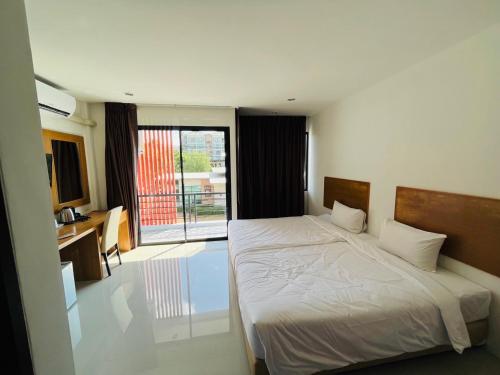 奈揚海灘的住宿－Jhen House，一间卧室设有一张床,享有阳台的景色