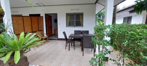 Κήπος έξω από το Jungle Village Bungalow