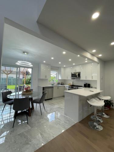 Gallery image of Beautiful Renovated House Laval in Laval