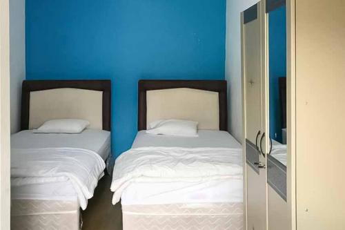 Katil atau katil-katil dalam bilik di Algira Guest House Syariah Bogor Redpartner
