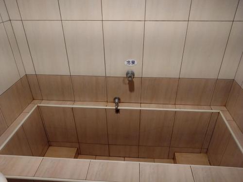een douche met een bad met een bad met een bad bij Jinhua Cold Spring Hotel in Suao