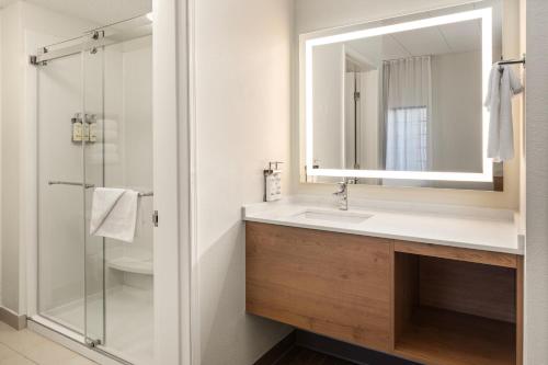 y baño con lavabo y espejo. en Staybridge Suites Minneapolis-Maple Grove, an IHG Hotel, en Maple Grove