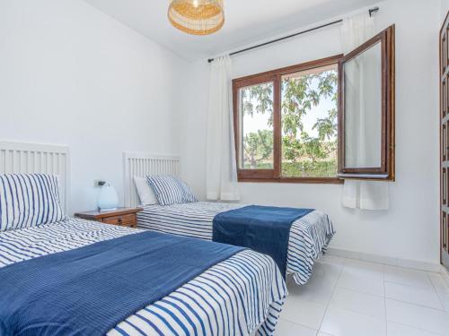 A bed or beds in a room at Casa Sant Pere Pescador, 2 dormitorios, 4 personas - ES-89-86