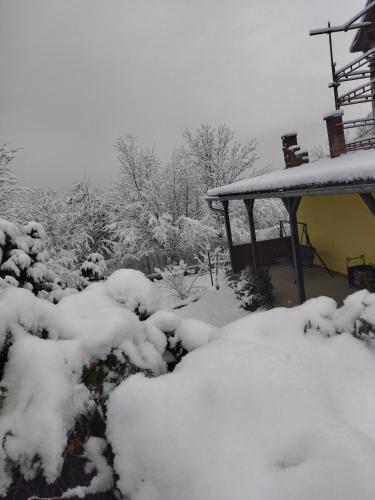 a yard covered in snow next to a house at Všeborky in Dalovice