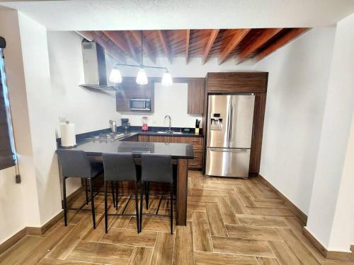 eine Küche mit Tisch und Stühlen und einem Kühlschrank in der Unterkunft * Elegante * Departamento Pitagoras 4 in Ciudad Juárez
