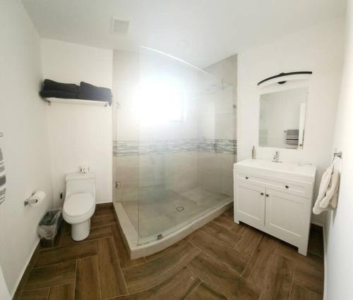 een badkamer met een douche, een toilet en een wastafel bij * Elegante * Departamento Pitagoras 4 in Ciudad Juárez