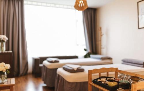 a living room with three beds and a table at Hong Long Jing Hotel in Dali