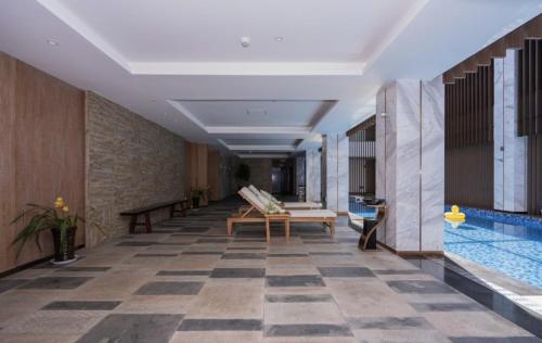 a hotel lobby with a pool and a swimming pool at Hong Long Jing Hotel in Dali