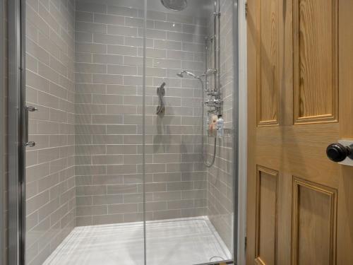 een badkamer met een douche en een glazen deur bij 4 Bed in Elvington 55738 in Elvington