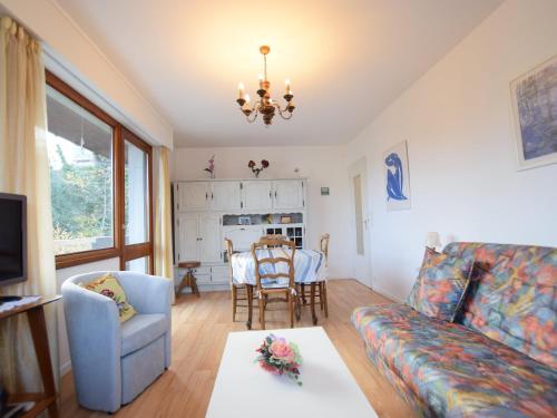 un salon avec un canapé et une table dans l'établissement Charmant appartement proche du lac avec Wi-Fi et parking à Évian-les-Bains - FR-1-498-96, à Évian-les-Bains