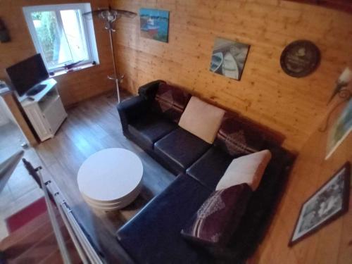 uma sala de estar com um sofá e um WC em O P Ty logis du Tregor em Pédernec