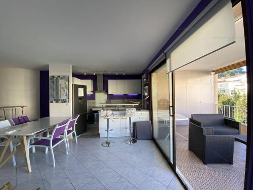 une cuisine et un salon avec une table et des chaises dans l'établissement T3 Climatisé, Calme, Proche Plages et Commerces, Terrasse et Parking - FR-1-100-322, à Cavalaire-sur-Mer