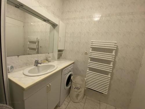 une salle de bain avec un lavabo et une machine à laver dans l'établissement T3 Climatisé, Calme, Proche Plages et Commerces, Terrasse et Parking - FR-1-100-322, à Cavalaire-sur-Mer